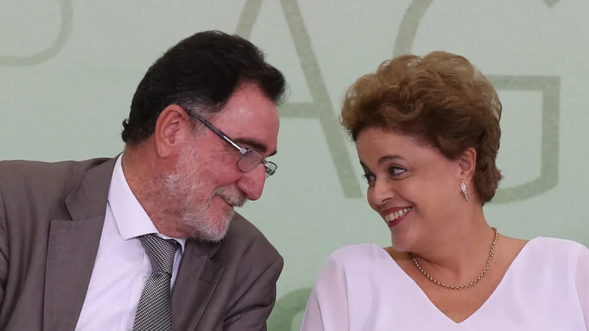 Patrus Ananias conversa ao lado de outra pessoa, foto de arquivo