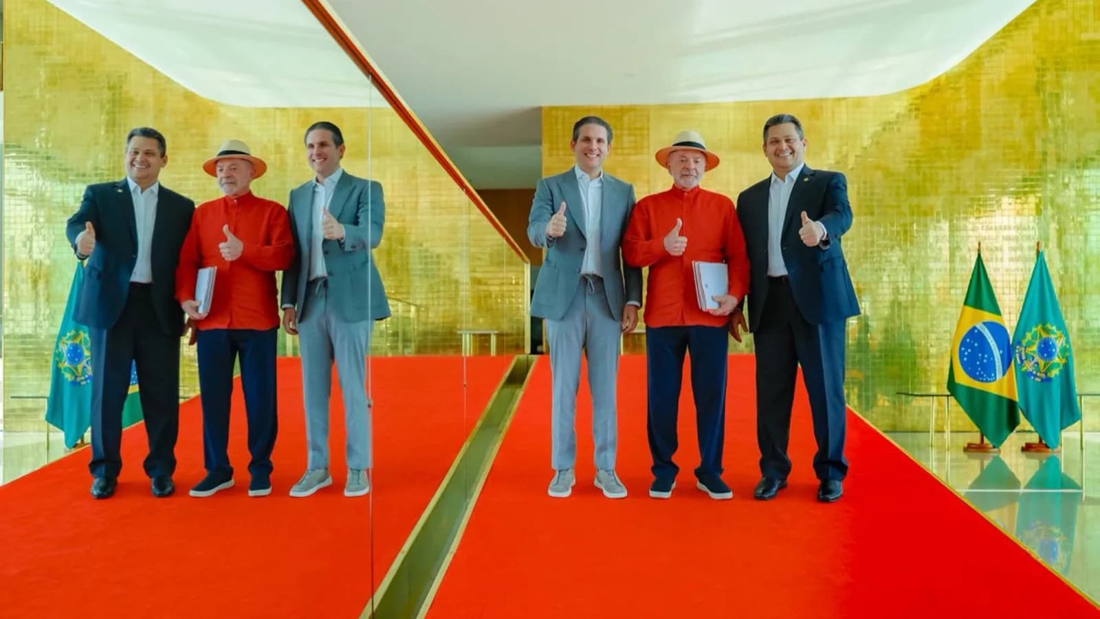 Lula, Hugo Motta e Davi Alcolumbre posam sorrindo e com o polegar para cima no Palácio da Alvorada
