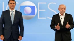 Flávio Bolsonaro e Lula no palco do debate presidencial da TV Globo