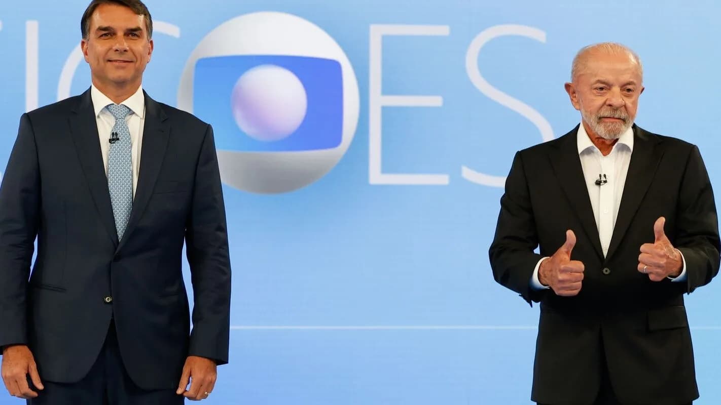 Flávio Bolsonaro e Lula no palco do debate presidencial da TV Globo