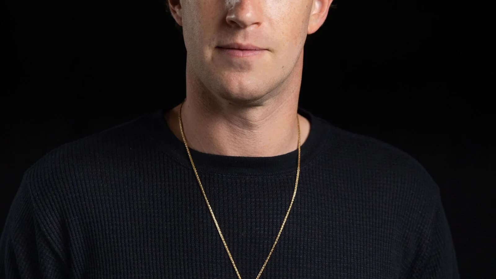 Retrato de Mark Zuckerberg, CEO da Meta, de blusa preta e colar dourado