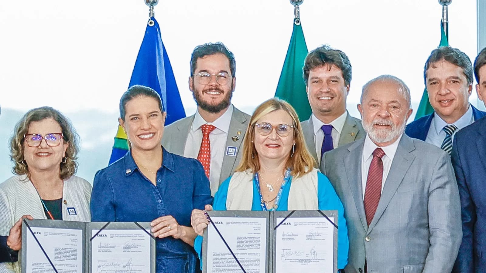 Raquel Lyra (à esquerda, de azul) durante assinatura de contrato com o presidente Lula (foto de arquivo, julho de 2023)