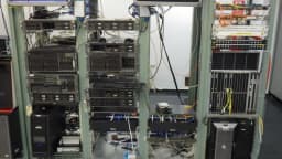 Rack de servidores de data center com cabos conectados
