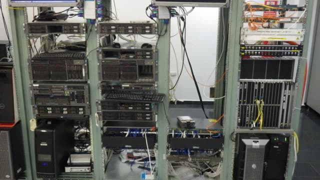Rack de servidores de data center com cabos conectados