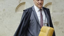 Ministro Alexandre de Moraes caminha em direção à sua cadeira no plenário do Supremo Tribunal Federal