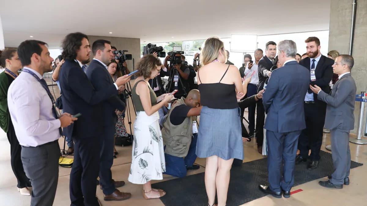 O ministro Alexandre de Moraes conversa com jornalistas em evento do STF