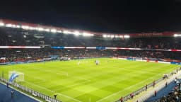 Vista geral do Parque dos Príncipes, estádio do Paris Saint-Germain, com torcida nas arquibancadas