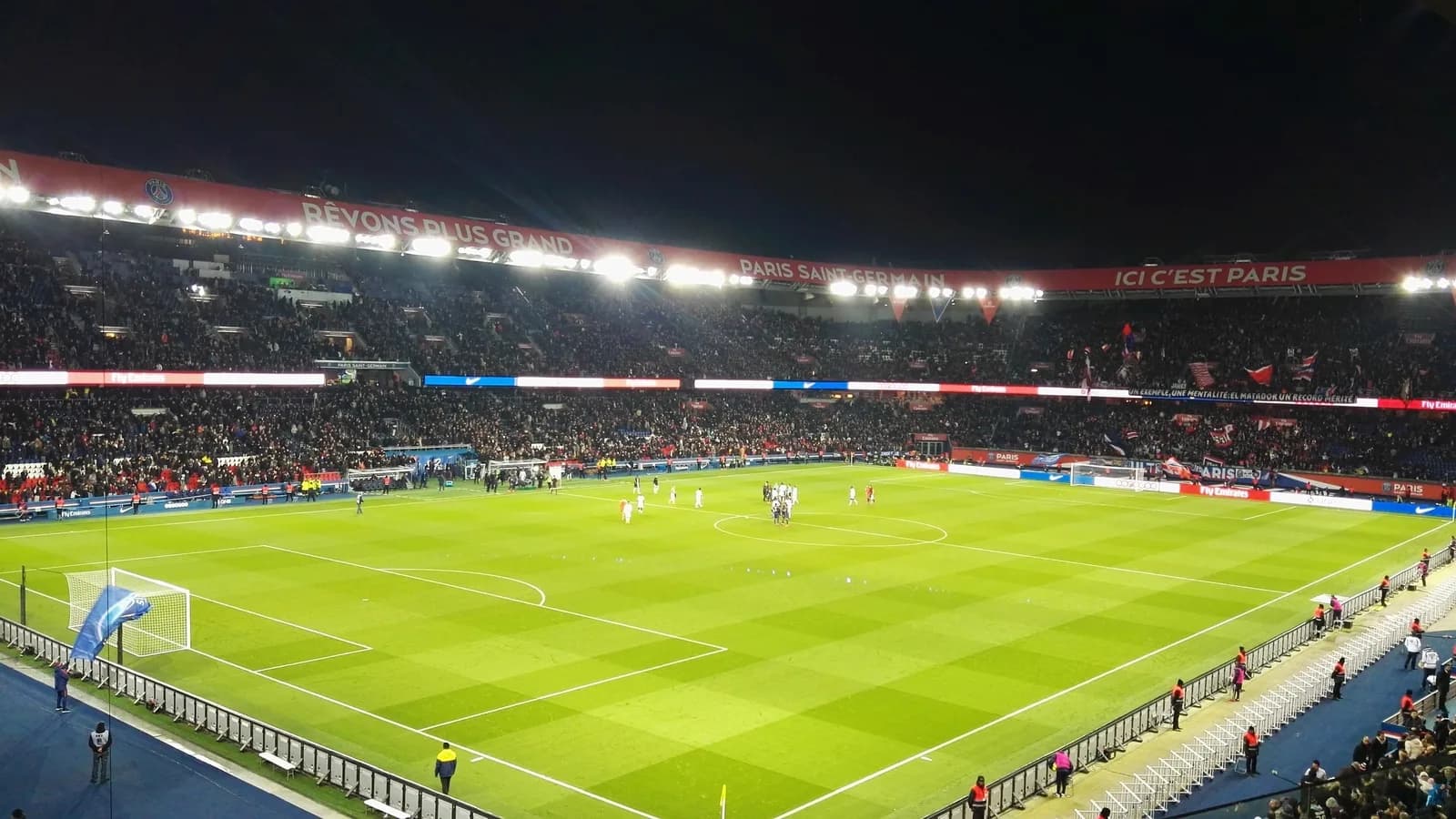 Vista geral do Parque dos Príncipes, estádio do Paris Saint-Germain, com torcida nas arquibancadas