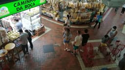 Corredor interno do Mercado Central de Belo Horizonte, com lojas de queijos e doces, consumidores circulando e lojistas atendendo, em foto de arquivo de fevereiro de 2022