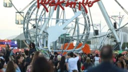 Multidão reunida sob o globo com a logo do Rock in Rio na Cidade do Rock, no Rio de Janeiro