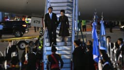 Xi Jinping desce de avião em chegada oficial durante evento internacional em imagem de arquivo