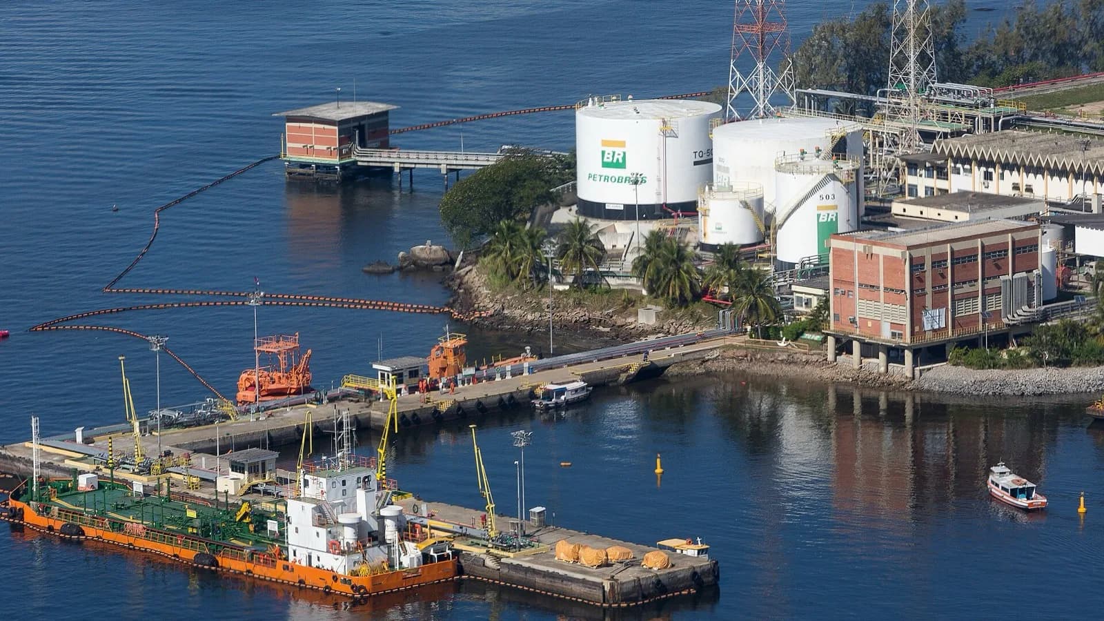 Vista aérea do terminal da Transpetro na Ilha D'Água, no Rio de Janeiro, com navio atracado e tanques de combustível