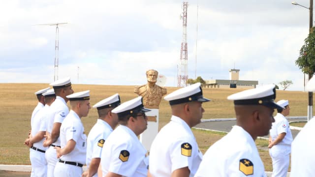 Militares da Marinha do Brasil perfilados em uniforme branco