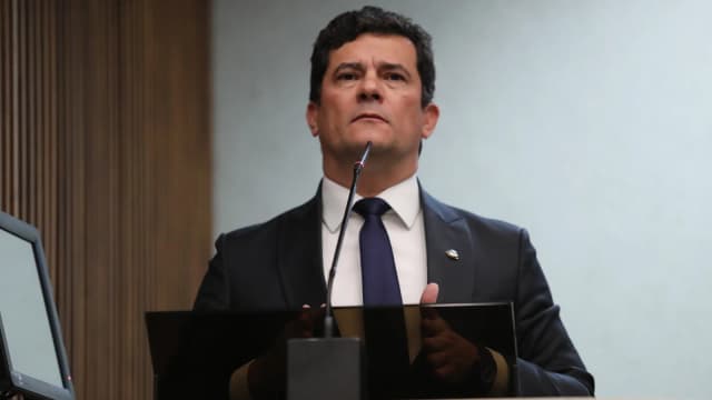 Sergio Moro discursa em tribuna durante sessão na Assembleia Legislativa do Paraná