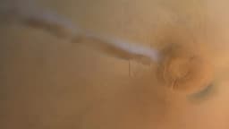 Imagem orbital da Nuvem Alongada de Arsia Mons se estendendo sobre a superfície de Marte