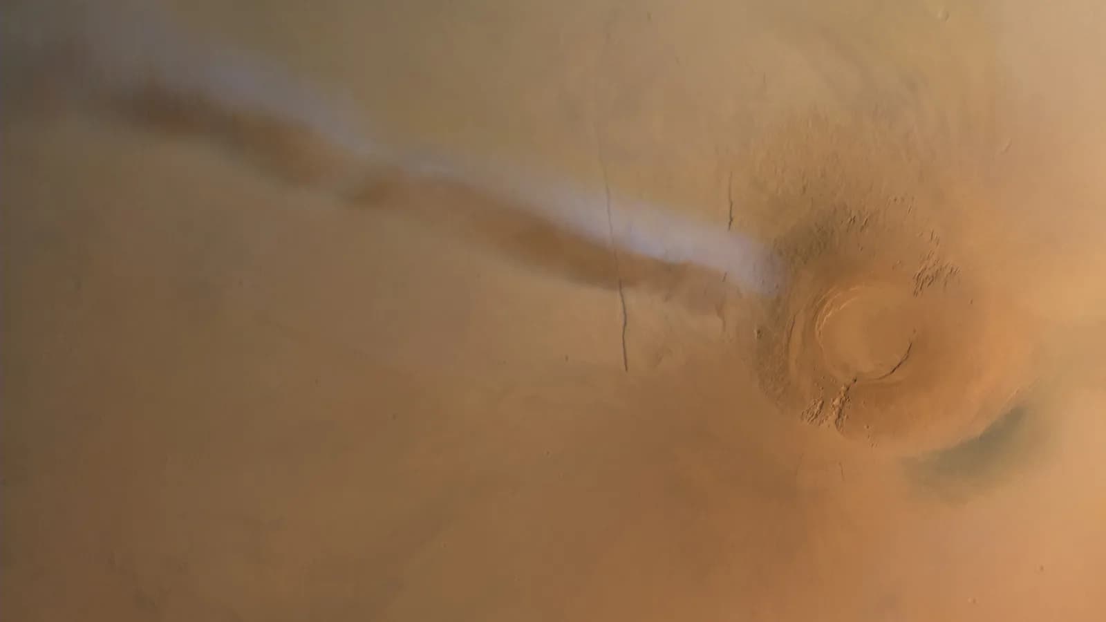 Imagem orbital da Nuvem Alongada de Arsia Mons se estendendo sobre a superfície de Marte