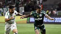 Jogador do Cuiabá disputa a bola com adversário do Palmeiras em partida pelo Brasileirão