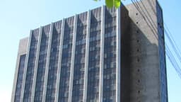 Fachada de prédio da Receita Federal, com estrutura de vidro e concreto