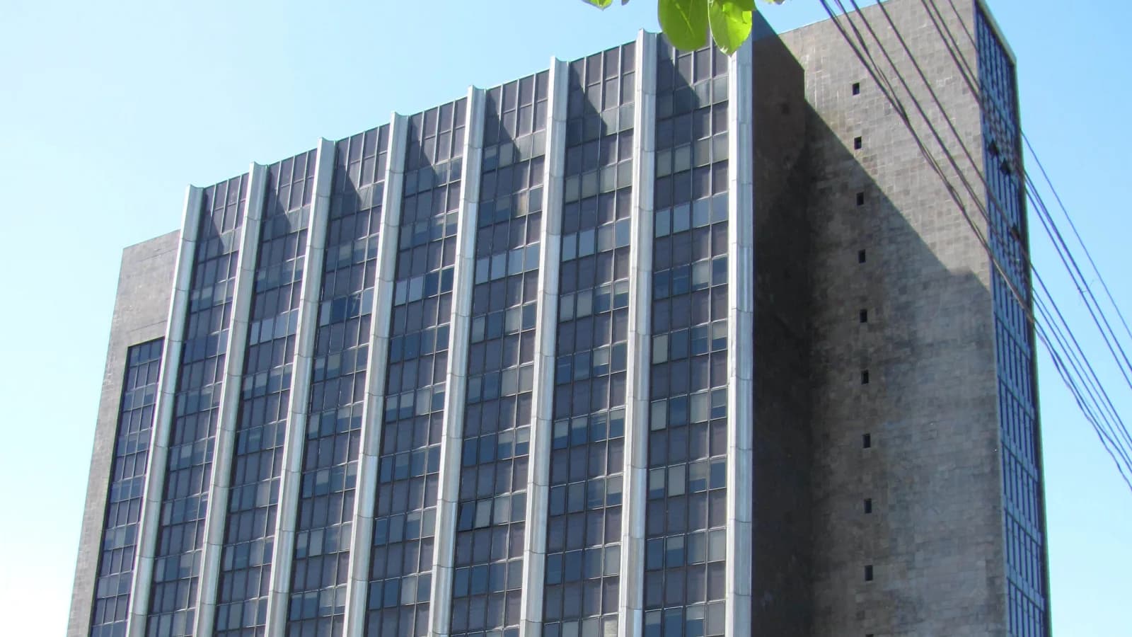 Fachada de prédio da Receita Federal, com estrutura de vidro e concreto