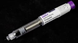 Imagem de arquivo de uma caneta injetável Mounjaro KwikPen de 5 mg, com rótulo em alemão, sobre fundo escuro. A foto mostra embalagem europeia do produto legítimo e não corresponde ao lote falsificado apreendido no Brasil