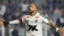 Neymar comemora gol com os braços abertos vestindo a camisa branca do Santos