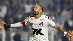 Neymar comemora gol com os braços abertos vestindo a camisa branca do Santos