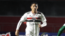 Pablo Maia em campo com o uniforme do São Paulo, em foto de arquivo de 2022