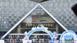 Entrada do evento BilibiliWorld em Xangai, com público reunido sob arco com o logotipo da plataforma