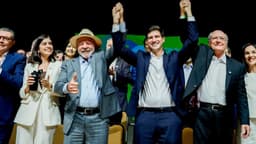 Lula acena com o polegar ao lado de Geraldo Alckmin e outros políticos durante convenção de campanha