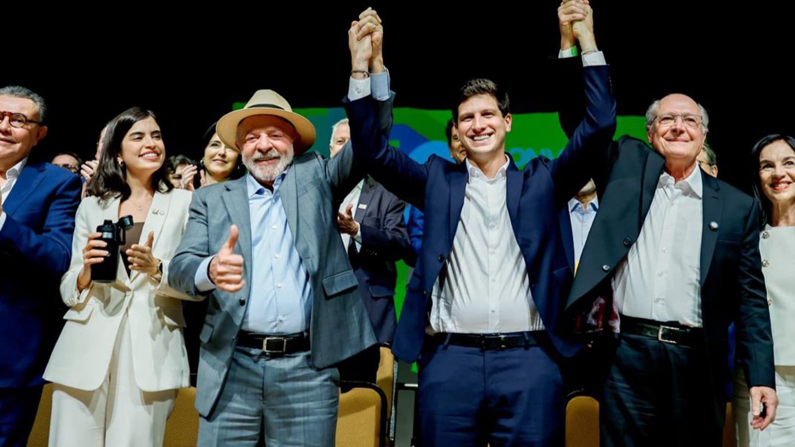 Lula acena com o polegar ao lado de Geraldo Alckmin e outros políticos durante convenção de campanha