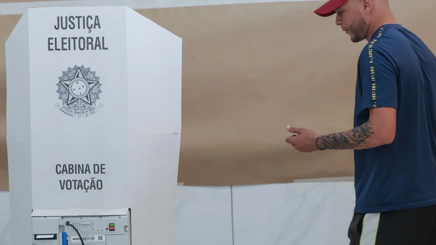 Eleitor em cabine de votação da Justiça Eleitoral