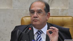 O ministro Gilmar Mendes durante sessão do STF, gesticulando enquanto fala (foto de arquivo)