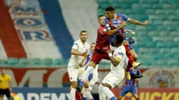 Jogadores do Bahia disputam bola em jogo no Brasileirão (foto de arquivo)