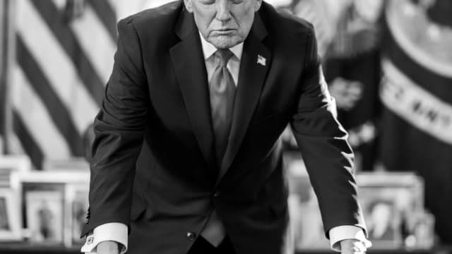 Retrato oficial do presidente dos Estados Unidos, Donald Trump, em pose formal de terno escuro
