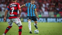 O zagueiro Kannemann, do Grêmio, conduz a bola durante partida