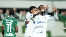 Jogadores do Cruzeiro comemoram gol que depois foi anulado no jogo contra a Chapecoense