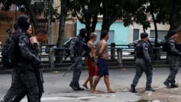 Policiais em operação com suspeitos detidos em via pública (foto de arquivo, sem relação direta com o caso de Piracicaba)