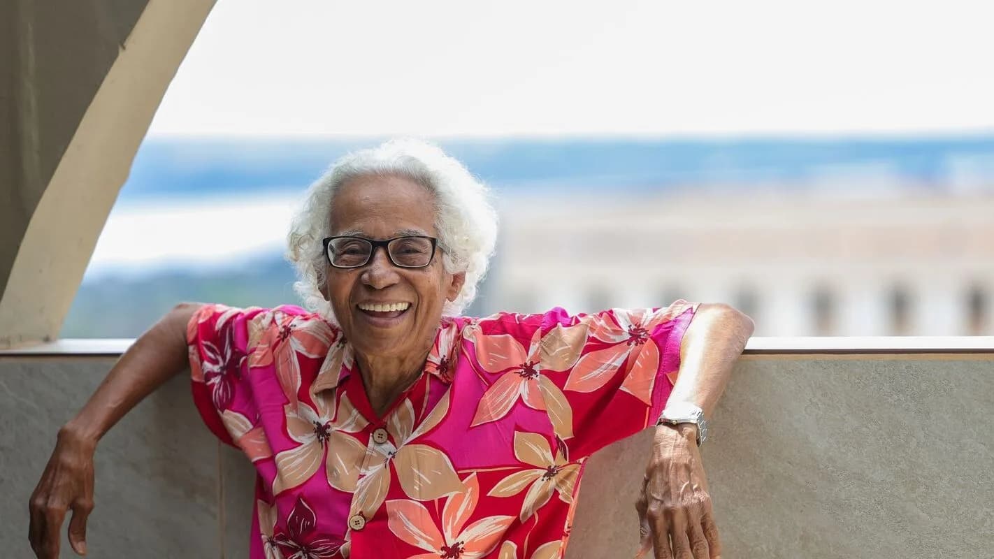 Cátia de França, cantora brasileira, sorri em retrato