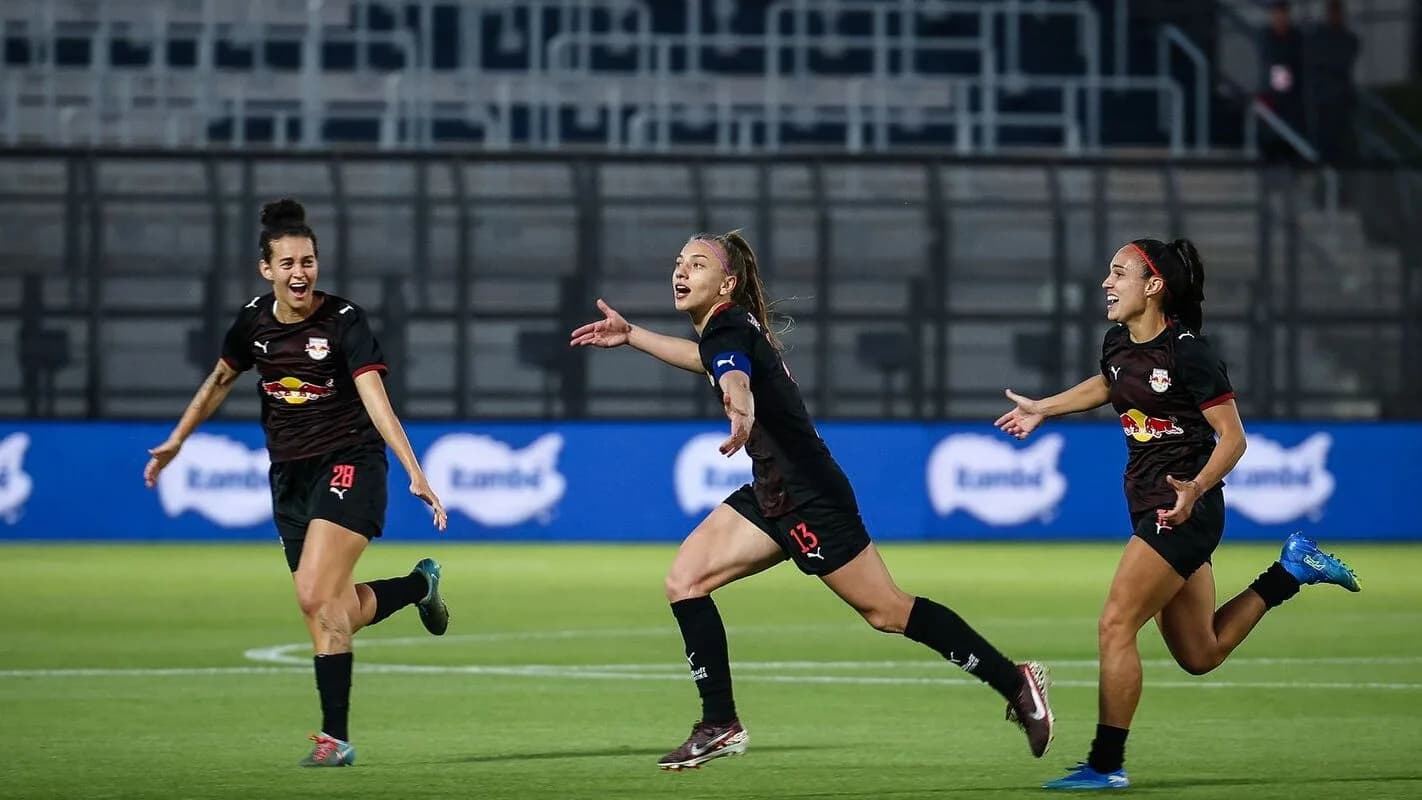 Jogadoras do Red Bull Bragantino comemoram classificação às semifinais da Copa do Brasil Feminina