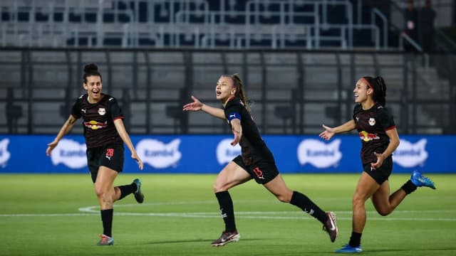 Jogadoras do Red Bull Bragantino comemoram classificação às semifinais da Copa do Brasil Feminina