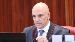 Alexandre de Moraes, ministro do STF, fala ao microfone durante sessão em toga