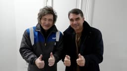 Javier Milei e Flávio Bolsonaro lado a lado, ambos fazendo sinal de positivo, em encontro de junho de 2026 (foto de arquivo)