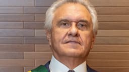 O governador de Goiás e presidenciável Ronaldo Caiado, foto oficial com a faixa de governador
