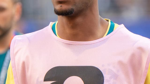 Rayan, atacante da Seleção Brasileira, com a camisa rosa do Brasil