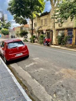 No bairro de Santa Cecília, rua Tupi, um casal se reúne em uma moto para deixar uma entrega do aplicativo Ifood na portaria de uma casa - Fotografia realizada no contexto de um pro