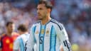 Leandro Paredes em campo com a camisa da seleção argentina
