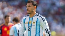 Leandro Paredes em campo com a camisa da seleção argentina