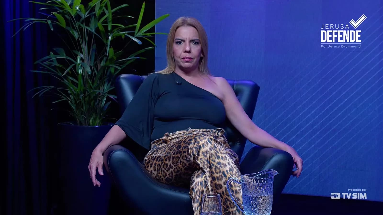 A apresentadora Jerusa Drummond sentada no estúdio do programa Jerusa Defende