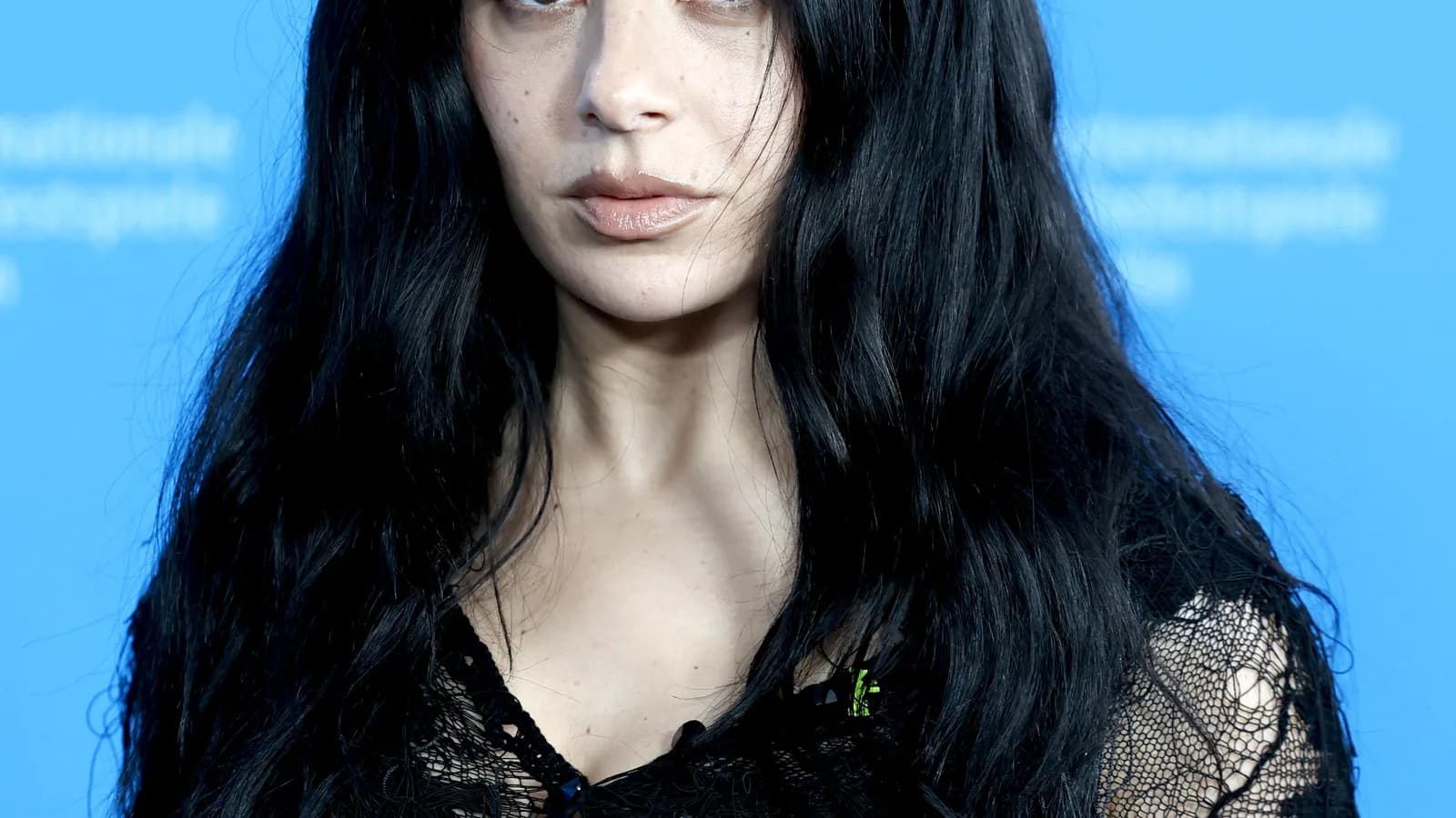 Charli XCX em evento, retrato de 2026