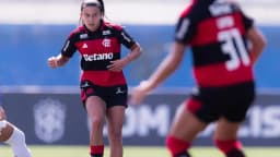 Jogadora do Flamengo em ação durante partida do Brasileirão Feminino